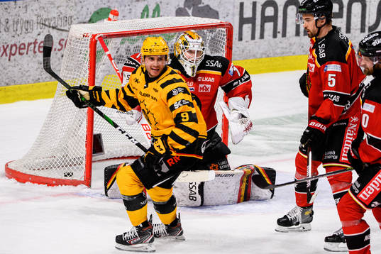Luleås målvakt Jesper Wallstedt deppar
