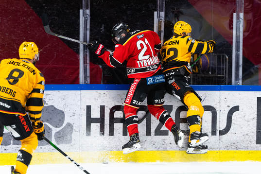 Luleås Juhani Tyrväinen tacklar Skellefteås Jonathan