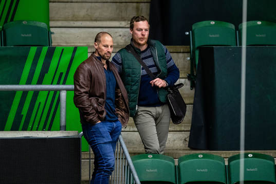 Sportchef Chris Abbott och J18 tränare Linus Karlsson på