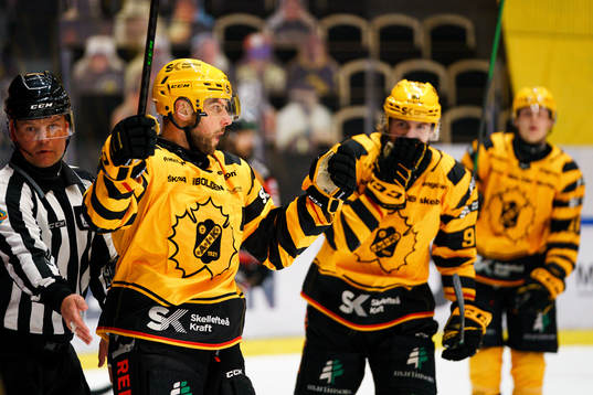 Skellefteås Joakim Lindström jublar