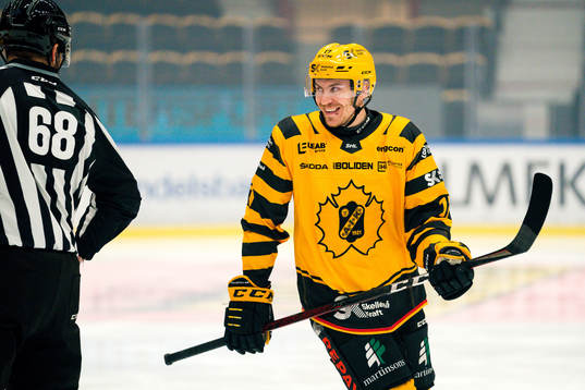 Skellefteås Pär Lindholm och linjedomare Emil Yletyinen