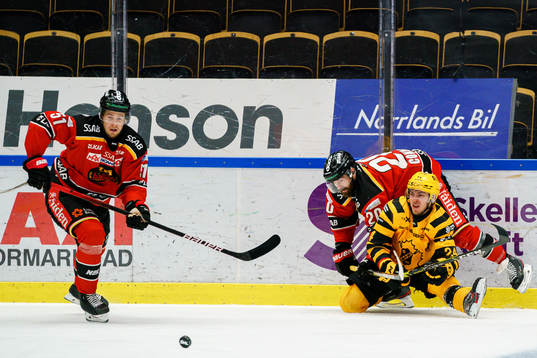 Luleås Filip Hållander och Jack Connolly i en kamp mot