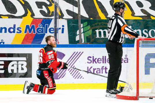 Luleås Linus Klasen och domare Johan Nordlöf