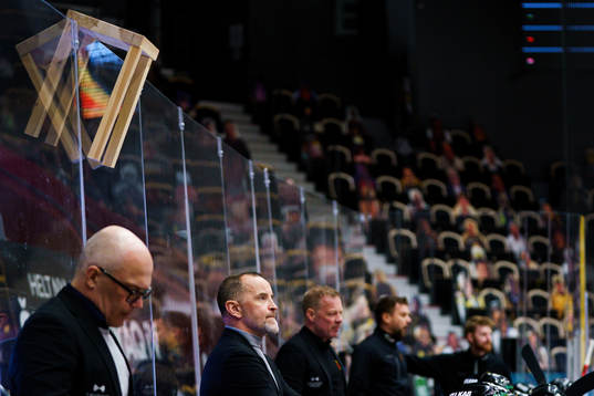 En pall hängandes på plexiglaset bakom Luleås tränare