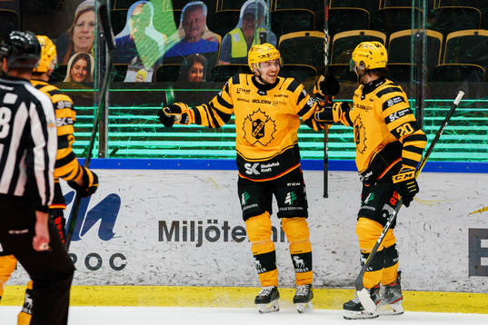 Skellefteås Pär Lindholm och Roland McKeown  jublar