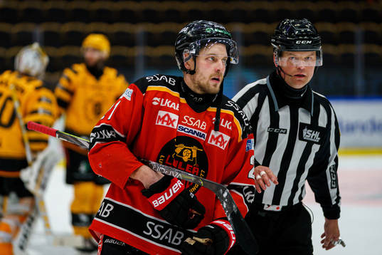 Luleås Juhani Tyrväinen lämnar isen