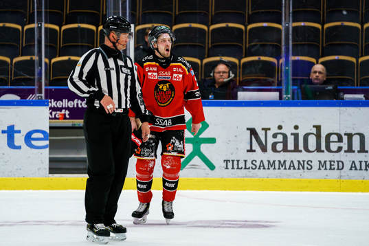 Luleås Juhani Tyrväinen lämnar isen
