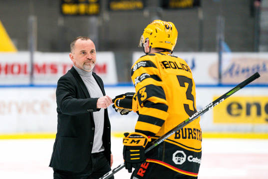 Luleås tränare Thomas Berglund gratulerar Skellefteås