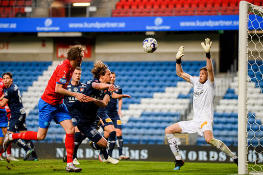 Helsingborgs Rasmus Jönsson oroar framför Örgrytes Anton