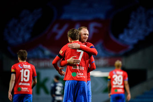 Helsingborgs Andreas Granqvist och Viktor Lundberg jublar
