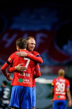 Helsingborgs Andreas Granqvist och Viktor Lundberg jublar