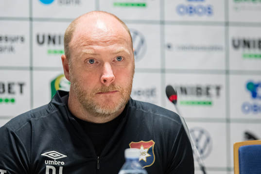 Örgrytes tränare Dane Ivarsson på presskonferensen