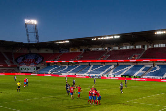 Helsingborgs spelare jublar med Viktor Lundberg