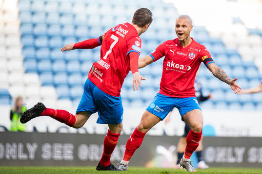 Helsingborgs Viktor Lundberg jublar med Anthony van