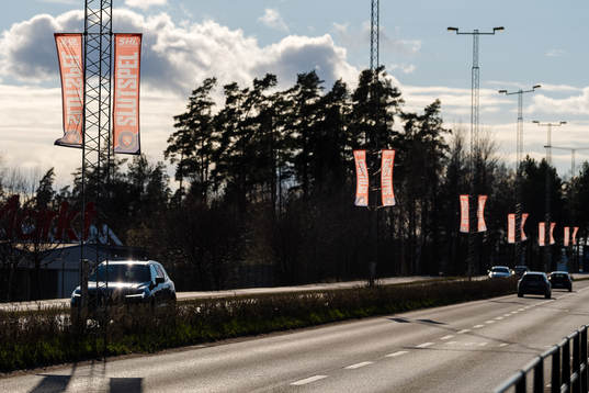 Slutspelsvimplar längs med storgatan före ishockeymatchen