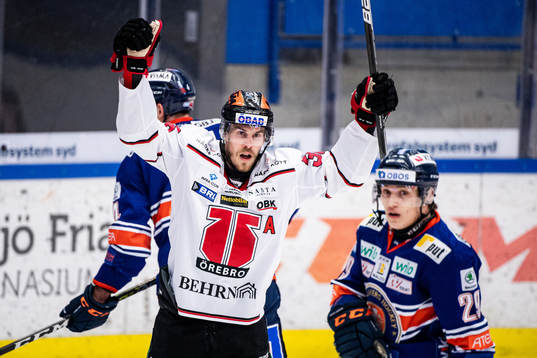 Örebros Emil Larsson jublar