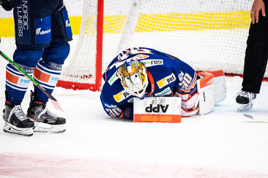 Växjös målvakt Viktor Fasth har ont
