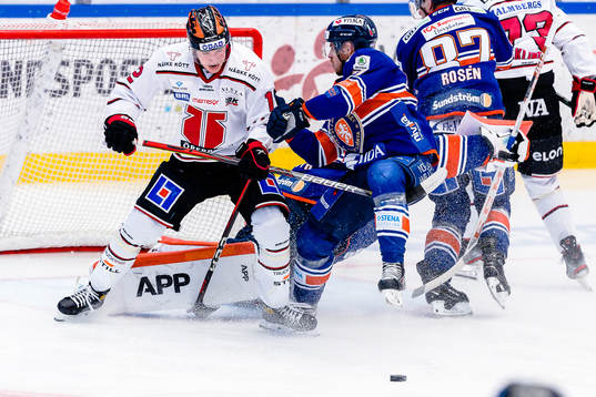 Örebros Filip Barklund och Växjös Emil Forslund framför