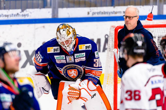 Växjös målvakt Viktor Fasth får hjälp av isen
