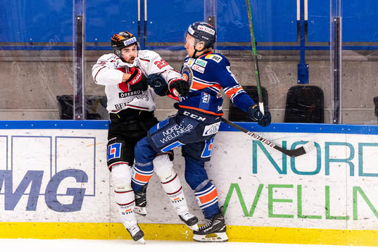 Växjös Marcus Sylvegård tacklar Örebros Jonathan