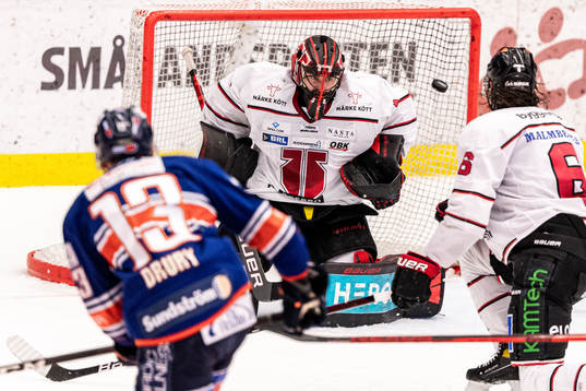 Växjös Jack Drury gör 2-2 bakom Örebros målvakt Jhonas