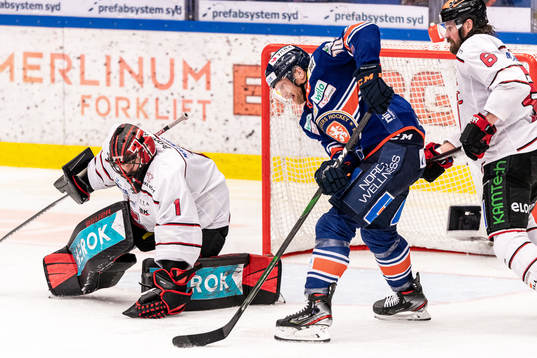 Växjös Richard Gynge och Örebros målvakt Jhonas Enroth