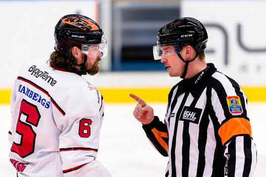 Örebros Stefan Warg  pratar med Domare Johan Nordlöf
