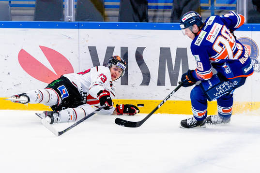 Örebros Oliver Eklind faller