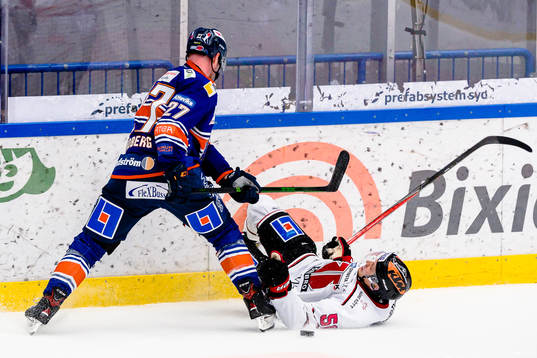 Växjös Martin Lundberg tacklar Örebros Kristian Näkyvä