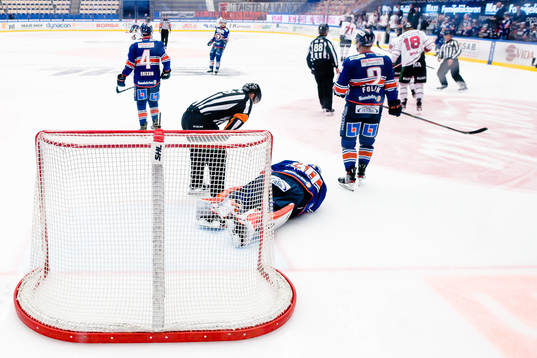 Växjös målvakt Viktor Fasth har ont