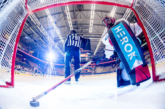 Örebros målvakt Jhonas Enroth deppar