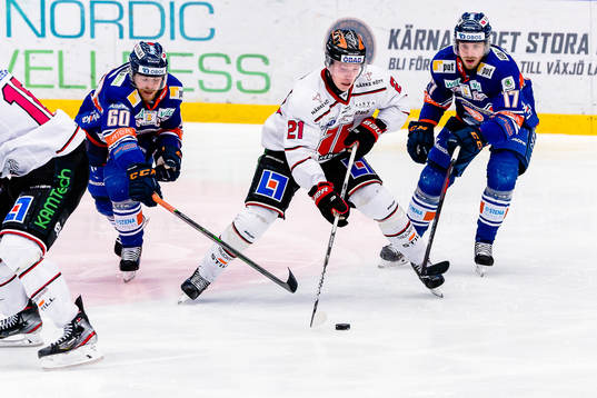 Örebros Linus Öberg mellan Växjös Erik Josefsson och