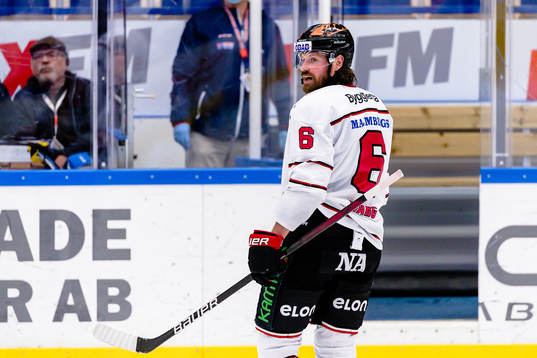 Örebros Stefan Warg  på väg till utvisningsbåset