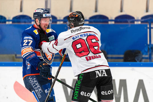 Växjös Martin Lundberg och Örebros Robin Kovacs i dispyt