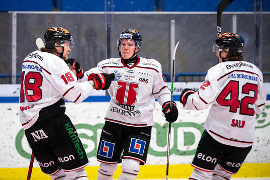 Örebros Linus Öberg jublar med lagkamrater
