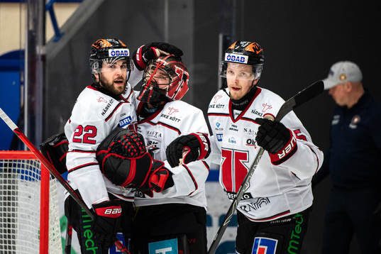 Örebros Jonathan Andersson, målvakt Jhonas Enroth och