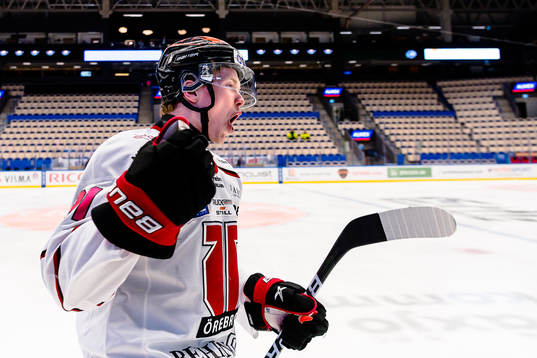 Örebros Linus Öberg jublar