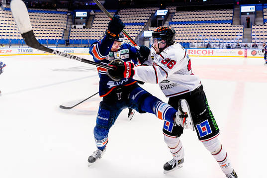Växjös Christian Folin tacklar Örebros Emil Larsson