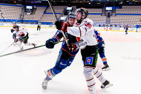 Växjös Christian Folin tacklar Örebros Emil Larsson