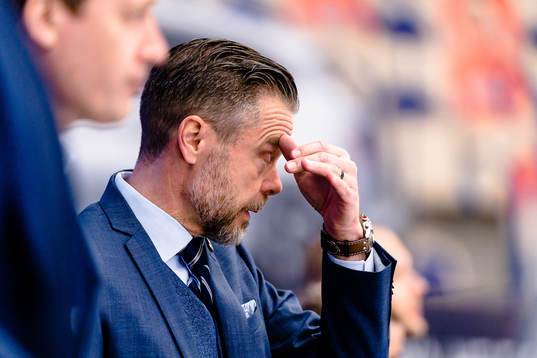 Växjös assisterande tränare Fredrik Hellgren deppar