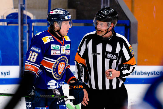 Växjös Marcus Sylvegård pratar med Domare Johan Nordlöf