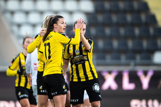 Häckens Pauline Hammarlund jublar med lagkamrater