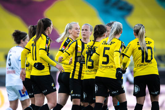 Häckens spelare jublar med Pauline Hammarlund