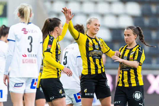 Häckens Pauline Hammarlund jublar med Stina Blackstenius