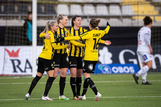 Häckens Stina Blackstenius jublar med lagkamrater