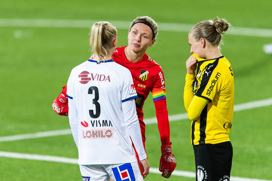 Växjös Emma Pennsäter pratar med Häckens målvakt