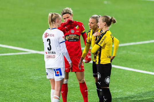 Växjös Emma Pennsäter pratar med Häckens målvakt