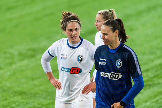 Växjös Shannon Woeller och målvakt Katlynn Fraine deppar