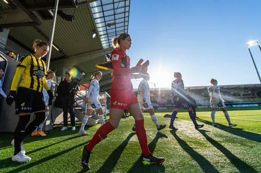 Häckens Emma Kullberg och målvakt Jennifer Falk gör entre