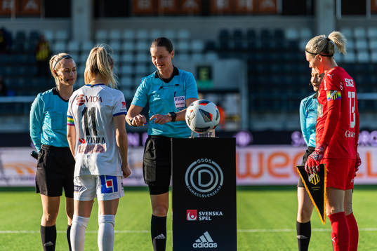 Växjös Emmi Alanen och Häckens målvakt Jennifer Falkvid